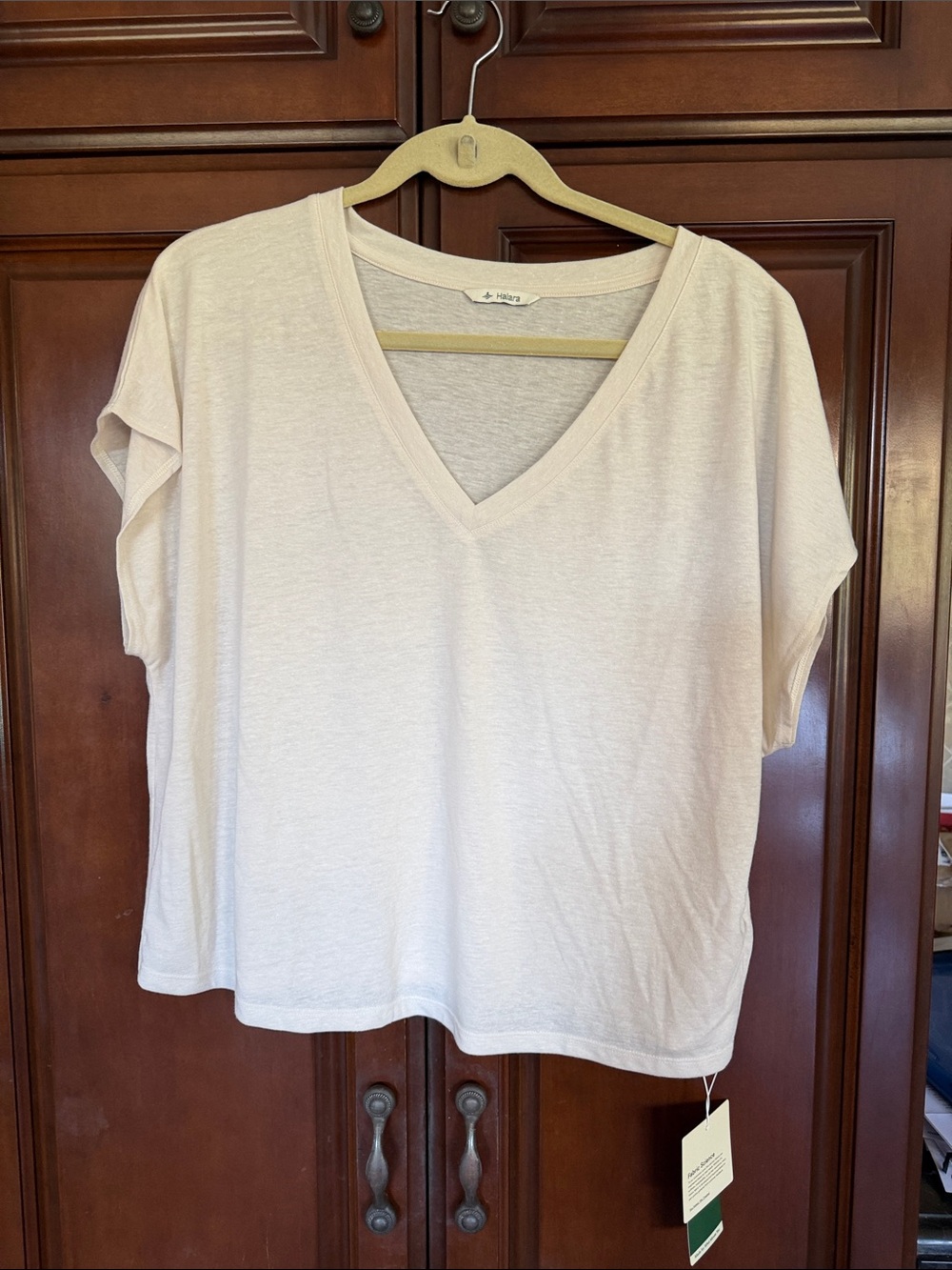 HALARA- Relaxed V-Neck Tee in off white /soft cream Size M